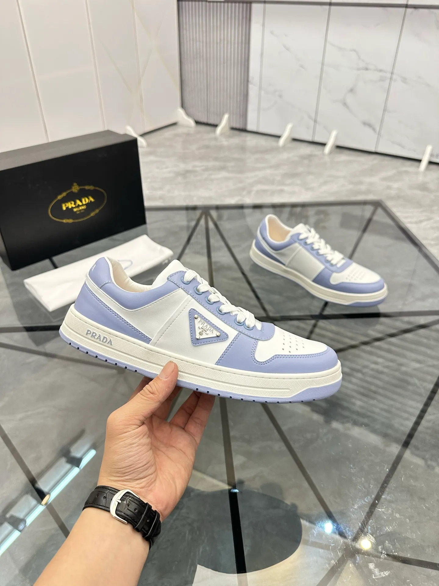 Men's shoes: 💰P400¥ Product trademark: Prada *"Prada*" low-top casual shoes Regular size: 38-44 (can be customized to 45) Product materials: imported cowhide upper, sheepskin lining, original outsole. Number: 020